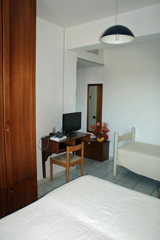 Hotel Nettuno Soverato Marina Camera foto
